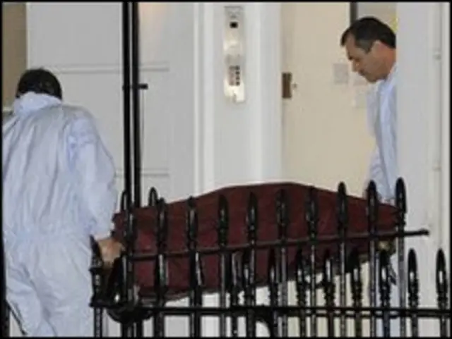 Криминалисты выносят тело сотрудника МИ-6