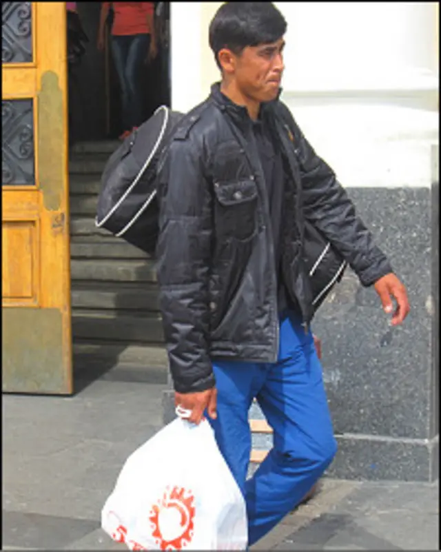 Xotin erini sikayotganda ushlab turadi