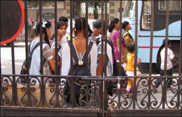 भारत के संविधान के मुताबिक हर नागरिक को शिक्षा का मौलिक अधिकार है.