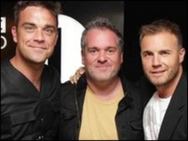 Robbie Williams y Gary Barlow junto al presentador Chris Moyles en la BBC