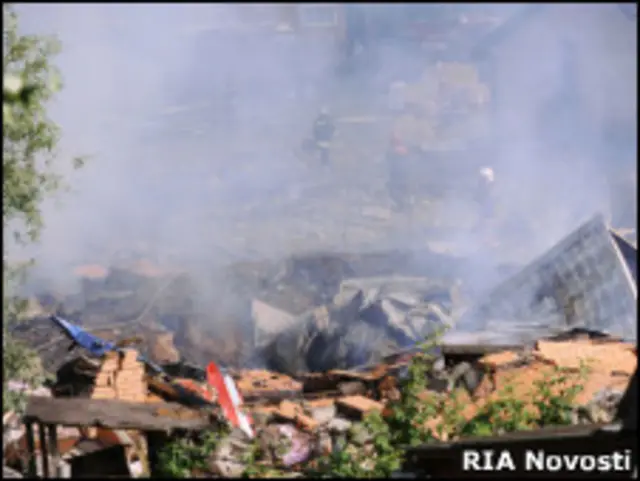 На месте падения одного из истребителей Су-27 в результате столкновения в воздухе 16 августа 2009 г.