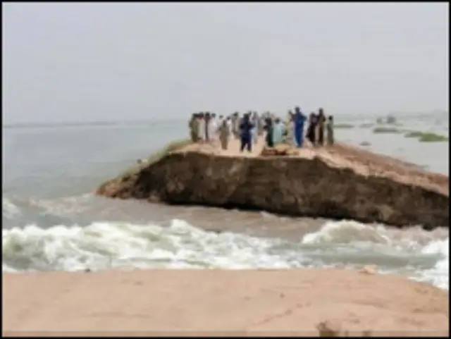 Banjir di Pakistan memunculkan 'laut' di daratan 