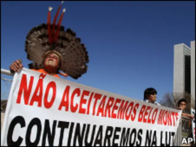 Бразильский пикетчик с плакатом 