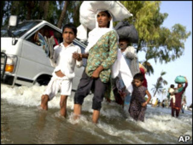 Familia paquistaní huyendo de la inundación