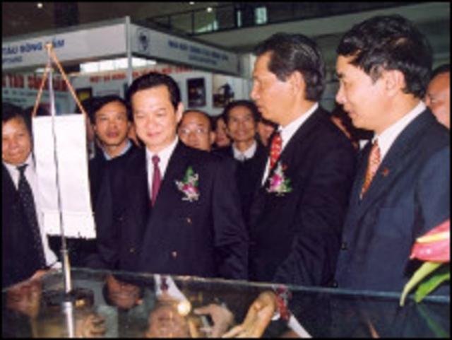 Bài viết nói Vinashin là "dự án gà nhà" của Thủ tướng Nguyễn Tấn Dũng.