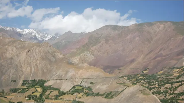 Тожикистон Бадахшонидаги маҳаллий аҳоли Бадахшонни дунёнинг томи деб аташади. Тожикистон, Хитой ва Афғонистон чегарадош бўлган Бадахшон баланд Помир тоғларида жойлашган, у ерларга фақат ёздагина чиқиб бориш мумкин. Бошқа пайтда қалин қор ва ер кўчкилари йўлларни ўтиб бўлмас қилади. Би-би-си Форс телевидениеси мухбири Суҳроб Зиё яқинда Бадахшонга сафар қилиб, бадахшонликлар ҳаётини ўрганган.