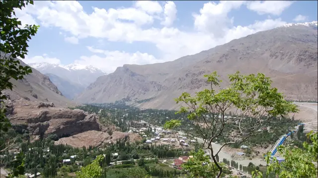 Олти ой мобайнида Бадахшон мамлакатнинг бошқа қисмларидан узилиб қолади. Бадахшон маркази Хорогга олиб борувчи йўллар қор ва лой билан бекилиб қолади.