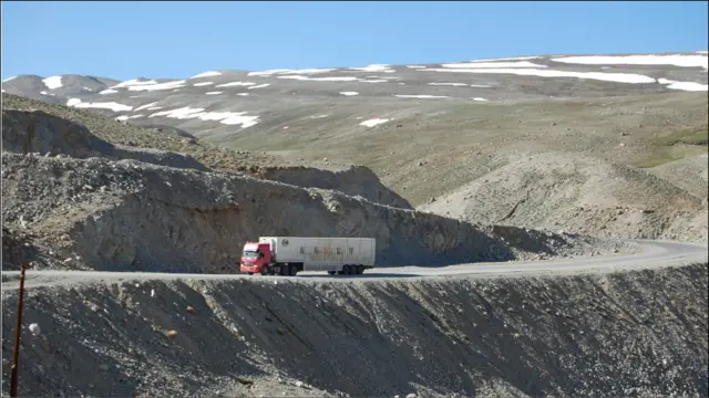 Мурғоб Тожикистоннинг Хитойга элтувчи асосий йўлида жойлашган. Мана бу жойдан Хитой чегарасигача 90 километр. Бу йўл 2004 йилда очилган ва Марказий Осиё бозорларини нишонга олган Хитой ширкатлари учун муҳим йўлга айланган.
