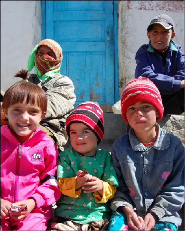 Ёзнинг жазирама кунида ўралиб олган мурғоблик болалар. Бу авлод Хитойга узанган янги йўл таъсирини ўз ҳаётларида ҳис қиладиган Мурғобнинг янги авлоди вакиллари бўладилар.