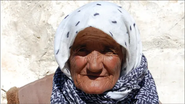 Кекса аёл Аличур Мурғоб туманининг кичик шаҳарчасида истиқомат қилади. Бу жойларда расман пенсия ёши 48 ни ташкил этади. Бу нарса ушбу заминда яшаш нақадар оғирлигини ҳам кўрсатади.