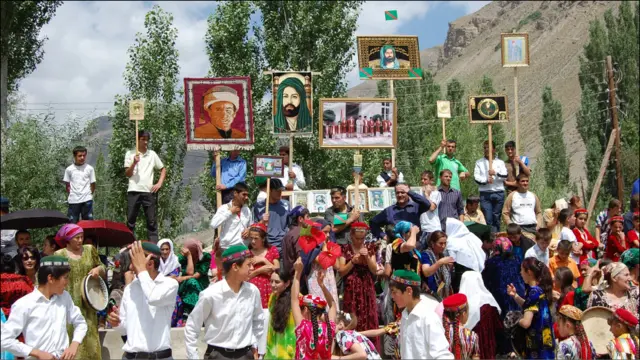 Тожикларнинг аксари сунний мусулмонлар, бироқ бадахшонликлар шиа мазҳабининг Исмоилий оқимига эътиқод қиладилар.