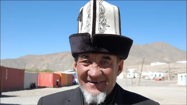 Мурғоб бозоридаги кекса қирғиз ўзларининг анъанавий қалпоғини кийиб олган. Бадахшоннинг бу ҳудудидаги аҳолининг 80 фоизини қирғизлар ташкил этади. Бу жойдан қўшни Қирғизистоннинг энг яқин йирик шаҳри Ўшгача 420 километрлик масофа.