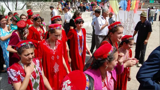 "Лаъли Бадахшон" таърифи доимо бирга бўлганидан қизил ранги Тожикистонда бахт ва қувонч рамзи деб ҳам кўрилади. Хорог шаҳрида Исмоилийлар раҳбари Оға Хон туғилган кунини нишонлашга тайёргарлик кўрилмоқда.