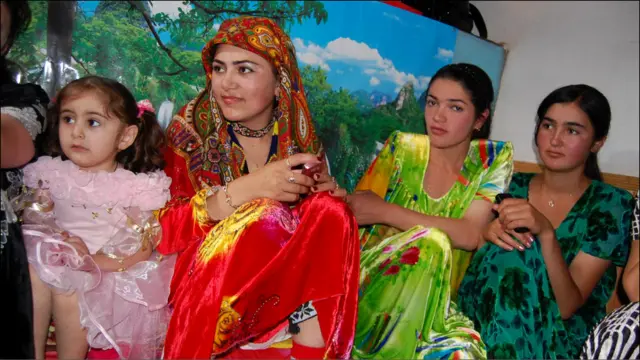 Мунижа Хорог университетининг 26 ёшли талабаси. Бугун унинг никоҳ тўйи.