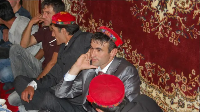 Аксар тожик эркаклари сингари Мунижанинг куёви Ангур ҳам узоқ йиллардан буён Россиядаги қурилишда ишлайди. Ангур тўй муносабати билан уйига келган.