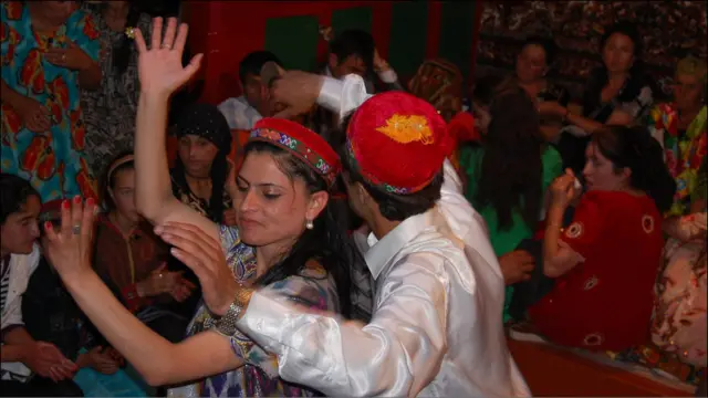 Бутун қишлоқ Ангур билан Мунижа тўйини нишонлади.