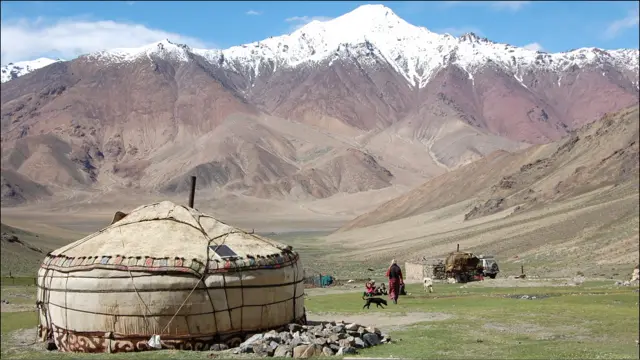 Бу ерда маҳаллий аҳолининг аксари кўчманчи қирғизлардир. Уларнинг асосий юмуши чорвачиликдир. Аксар кишилар анъанавий ўтов, юрталарда истиқомат қилишади. Бу ўтов 150 йиллик ўтов.