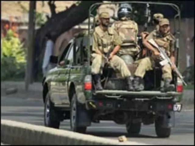 Tentara Pakistan berpatroli di kota Peshawar
