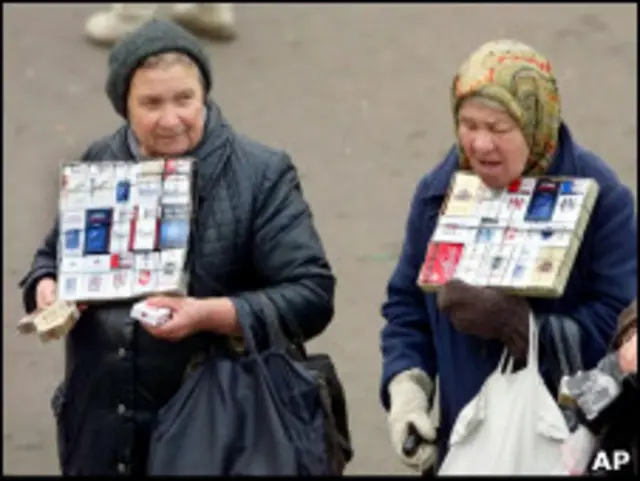 пожилые женщины торгуют сигаретами