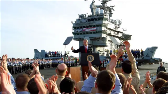 Ngày 1/5/2003, TT Bush phát biểu trên hàng không mẫu hạm USS Abraham Lincoln, tuyên bố chiến dịch lớn tại Iraq đã kết thúc. 