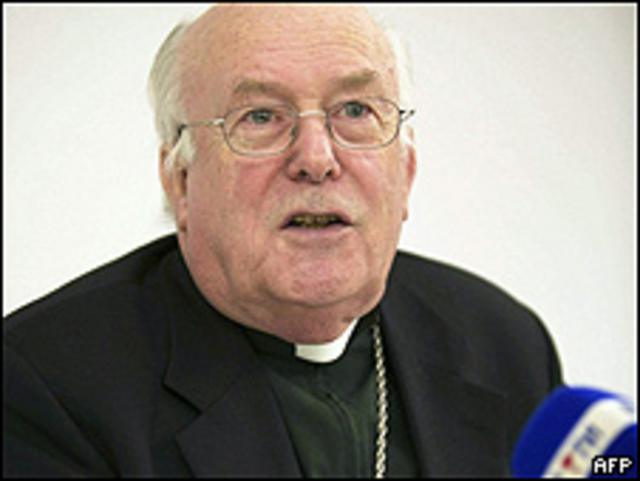 Cardenal Danneels en una rueda de prensa en abril después de la dimisión del obispo abusador.