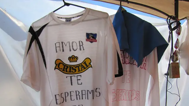 Una camiseta del Colo Colo con mensajes a un minero