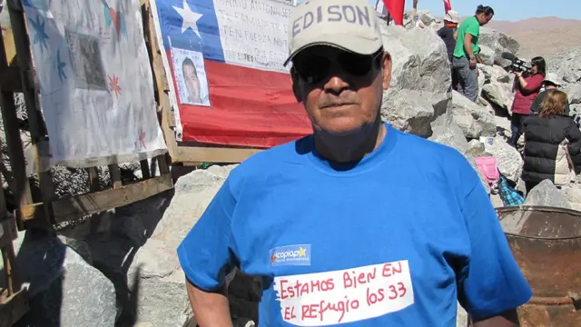 Un familiar con una camiseta con el primer mensaje que mandaron los mineros