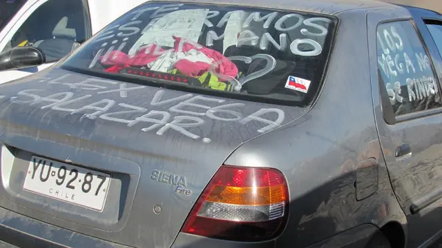 Un auto con un mensaje de apoyo a los mineros