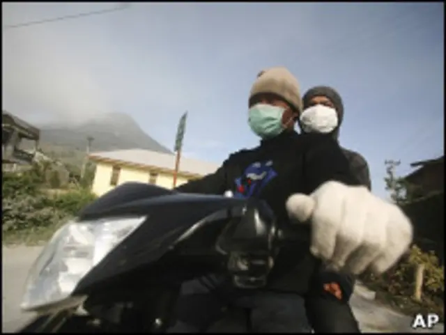 Indonésios fogem do vulcão Sinabung