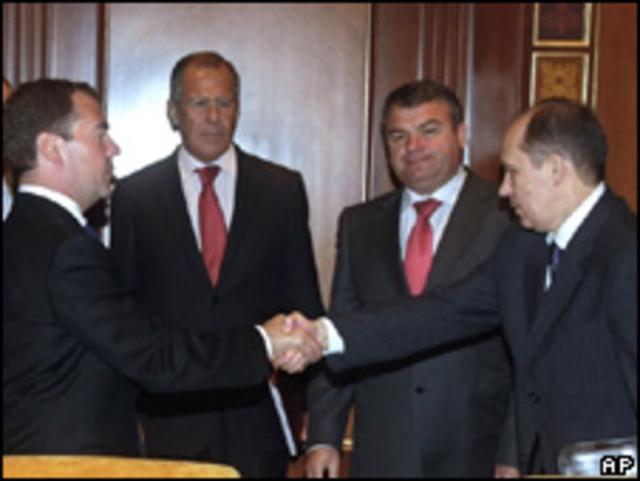 El presidente ruso, Dmitri Medvedev, recibe al jefe del Servicio Federal de Seguridad