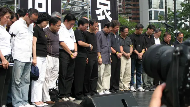 香港立法會議員在遊行前默哀悼念菲律賓劫持事件死難者（29/8/2010）
