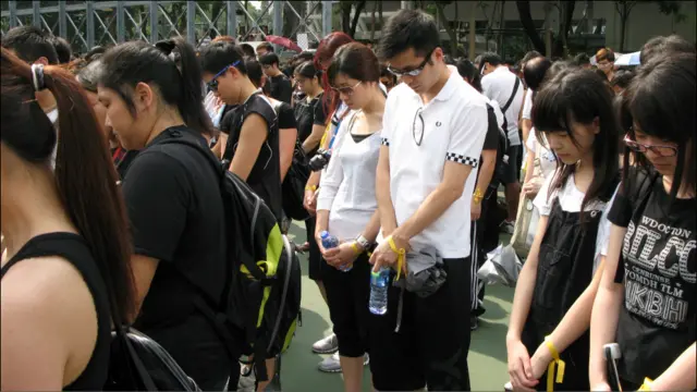 香港群眾在遊行前默哀悼念菲律賓劫持事件死難者（29/8/2010）