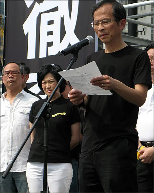 香港立法會主席曾鈺成在遊行悼念菲律賓劫持事件死難者前宣讀聲明（29/8/2010）