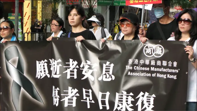 香港悼念菲律賓劫持事件死難者遊行上參與者拉起呼籲傷者早日康復標語（29/8/2010）