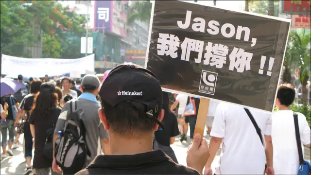 香港悼念菲律賓劫持事件死難者遊行上參與者打出鼓勵標語（29/8/2010）