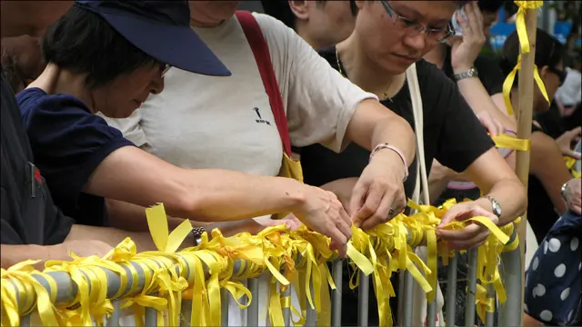 香港悼念菲律賓劫持事件死難者遊行終點群眾把黃絲帶綁在圍欄上表示哀悼（29/8/2010）