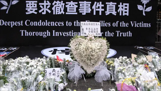 香港悼念菲律賓劫持事件死難者遊行終點群眾向主禮台獻上白花（29/8/2010）