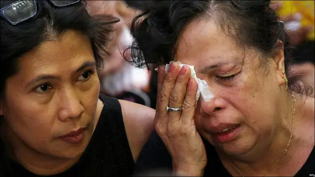 香港菲律賓群體悼念馬尼拉劫持事件死難者晚會上一名菲籍女士哭泣（29/8/2010）