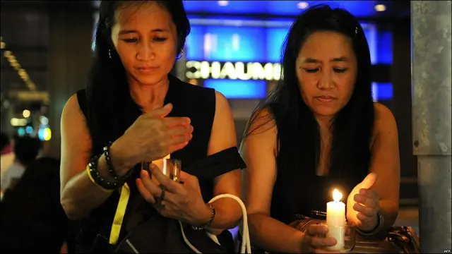 香港菲律賓群體悼念馬尼拉劫持事件死難者晚會上兩名菲籍女士守護著燭光（29/8/2010）