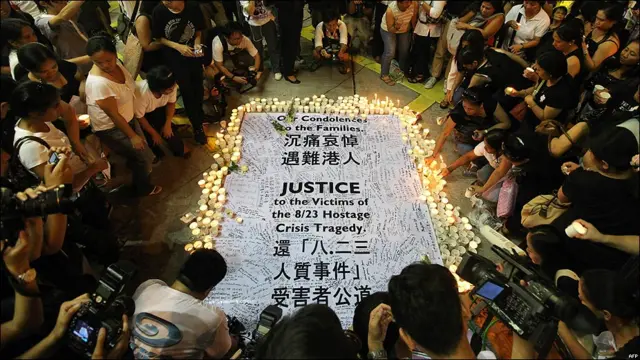 香港菲律賓群體悼念馬尼拉劫持事件死難者晚會上群眾在標語上簽名（29/8/2010）