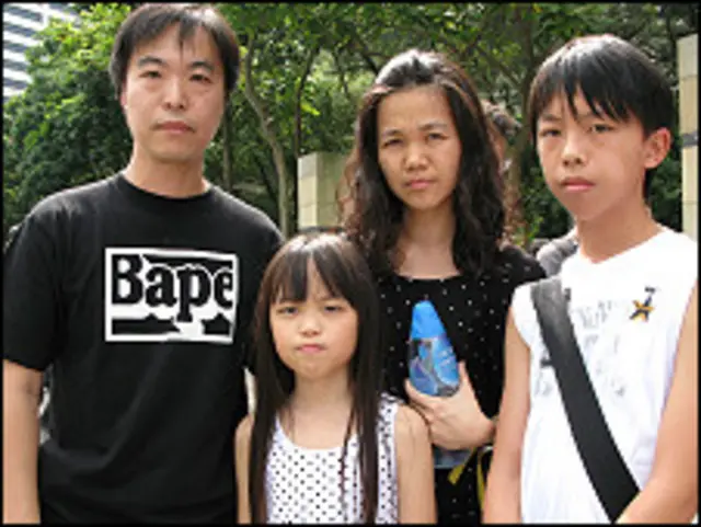 楊先生(左一),香港群眾