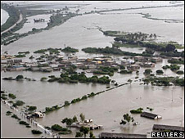Vista aérea de Sujawal inundada, al sur de Pakistán