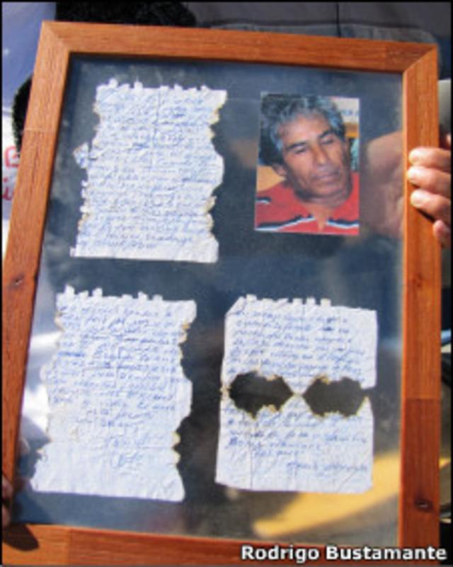 Cuadro con una foto de Mario Gómez y las cartas que le envió a su mujer