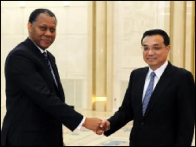 中国副总理李克强同尼日利亚外交部长阿朱莫戈比亚(左)