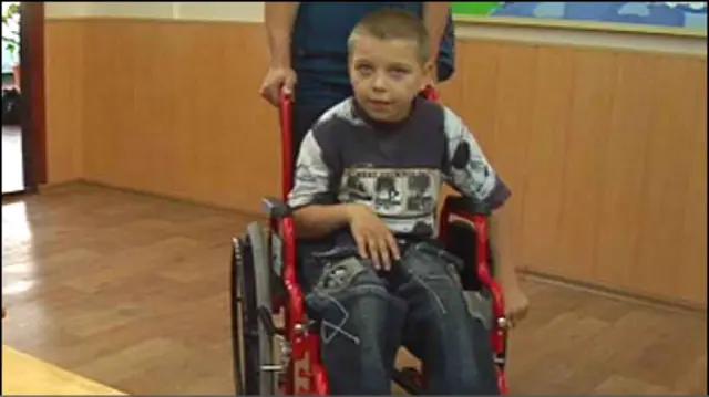 Хлопчик з особливими потребами вперше йде до школи