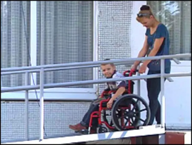 Алег Алимов ходити до школи з іншими учнями