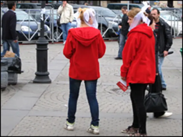 Девочки раздают рекламные листовки в Санкт-Петербурге