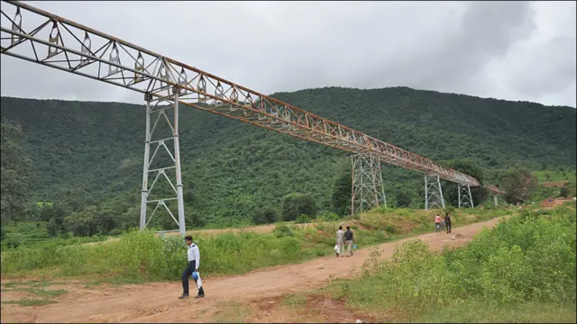 नियमगिरी पहाड़ और बॉक्साइट निकालने के लिए बनाया गया कन्वेयनर बेल्ट