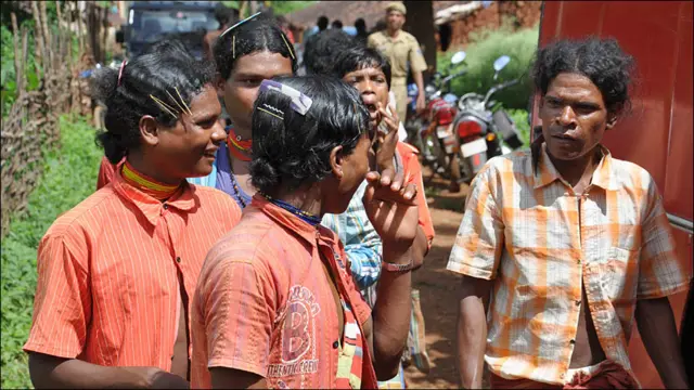 राहुल गांधी की सभा में जाते आदिवासी