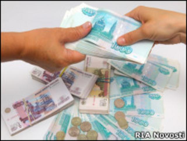 Рублевые банкноты, переходящие из рук в руки